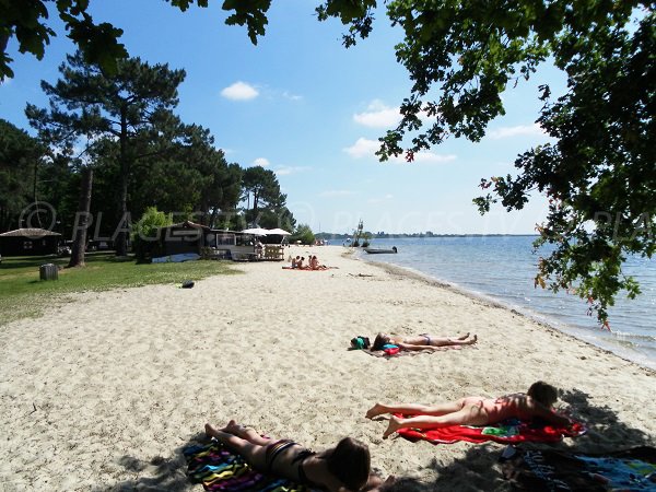 Plage de Laouga en direction du centre nautique