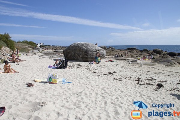 Gros rochers sur la plage du Large à Concarneau