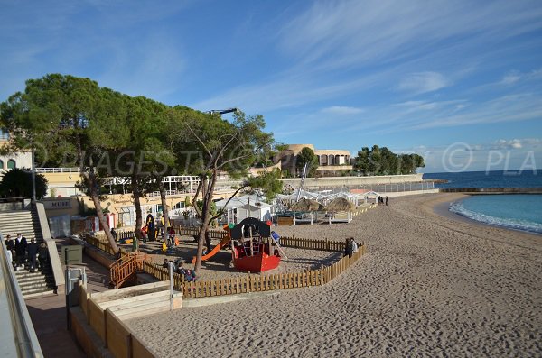 Parco giochi sulla sabbia all’ombra di grandi pini marittimi - Monaco