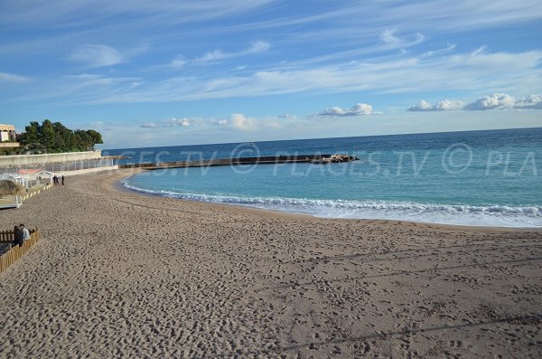 Plage de sable à Monaco à l'est de la plage (côté Roquebrune)