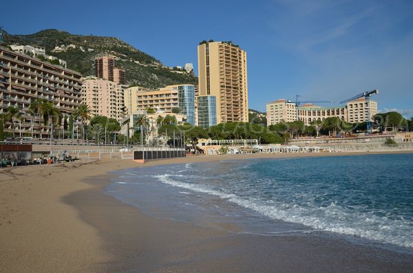 Vue sur la plage de Monte-Carlo depuis la digue centrale