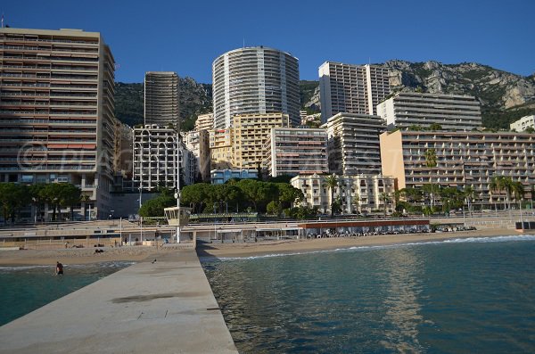 Zentrale Mole des Strandes von Monaco