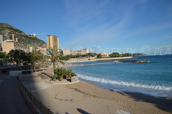 Rampe d'accès pour les personnes à mobilité réduite à la plage de Monaco