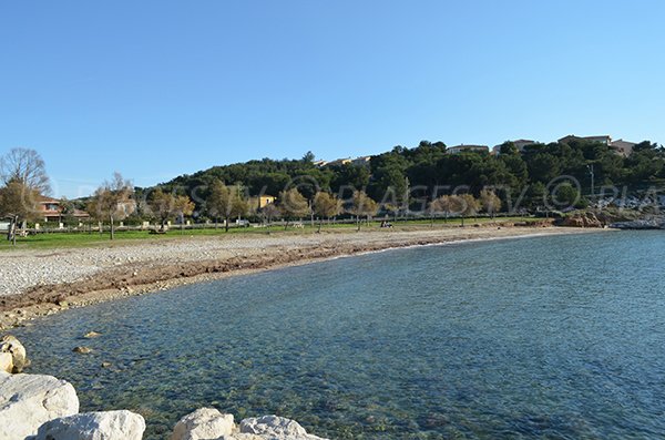 Mischung aus Kies und Sand für diesen Strand von Les Laurons in La Couronne - Martigues