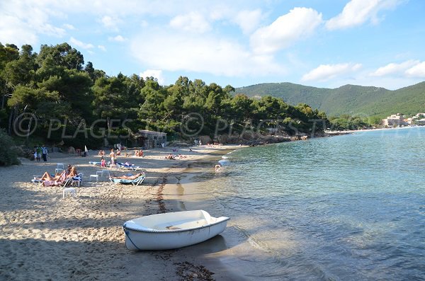 Plage du Layet avec vue sur la plage de Cavalière du Lavandou