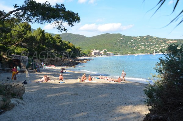 Plage naturiste du Layet avec vue sur la plage de Cavalière du Lavandou