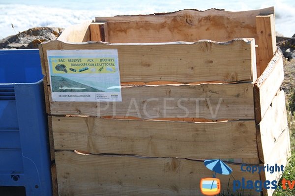 Poubelle pour les déchets de mer sur la plage du Gored