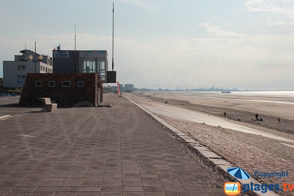 Plage de Leffrinckoucke avec son poste de secours