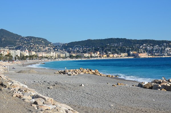 Plage de galets de Lenval avec vue sur Nice