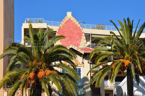 Haus mit rotem Hut in der Nähe des Lenval Strandes