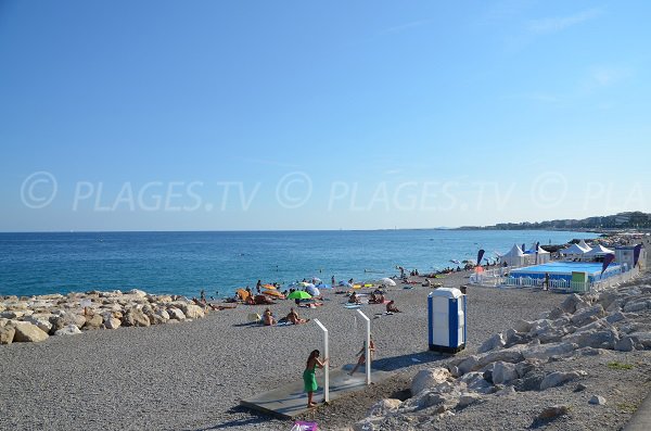 Photo de la plage de Lenval à Nice avec WC, douches et piscine
