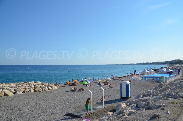 Foto vom Lenval Strand in Nizza mit WC, Duschen und Pool