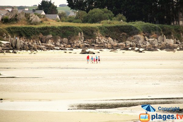 Plage le long de l'estuaire à Kerlouan