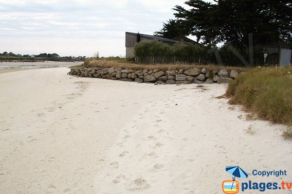 Foto des Strandes im Hintergrund des Flussmündungsgebiets von Kerlouan