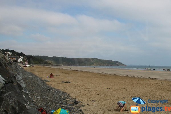 Plage de sable à Plérin sur Mer dans le centre ville