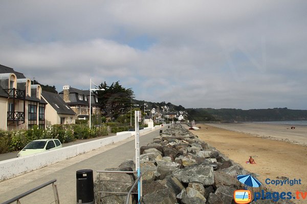 Digue le long de la plage des Rosaires