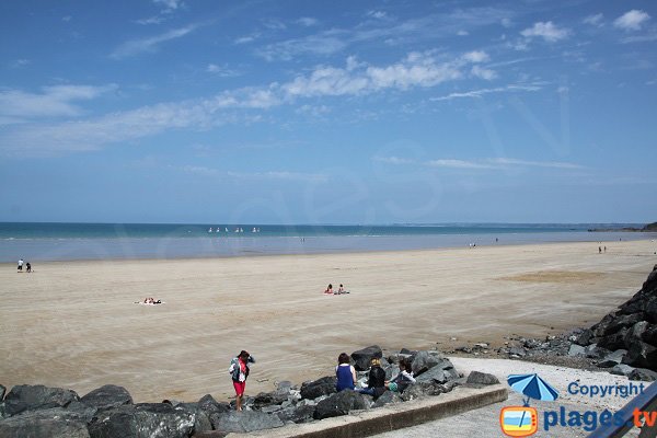 Cale sur la plage centrale de Plérin sur Mer