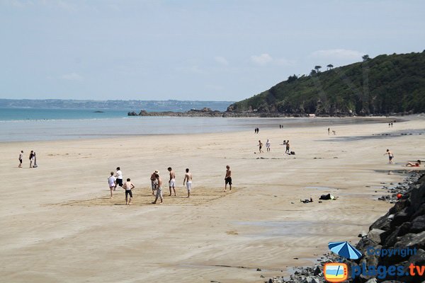 Plage des Rosaires à la fin juin à Plérin