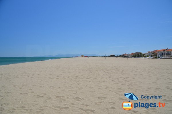 Large sand beach in Leucate-Plage