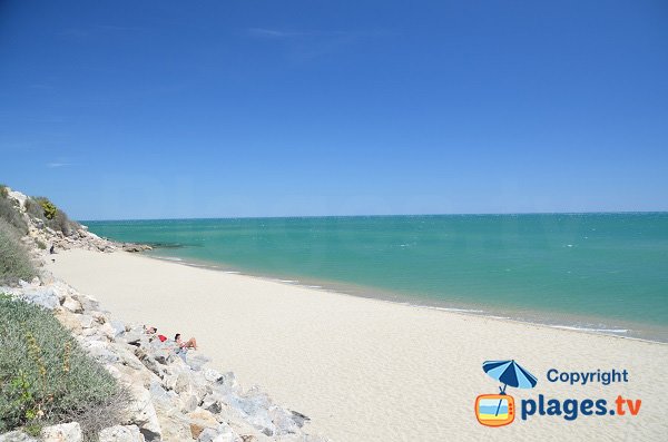 Photo de la plage de Leucate au pied des falaises