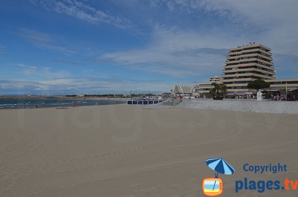 Blick auf die Innenstadt von La Grande Motte vom Strand Levant aus