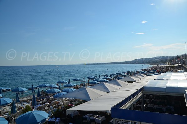 Privatstrand am Lido-Strand in Nizza im Sommer