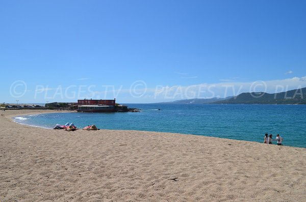 Plage à côté du port de Propriano