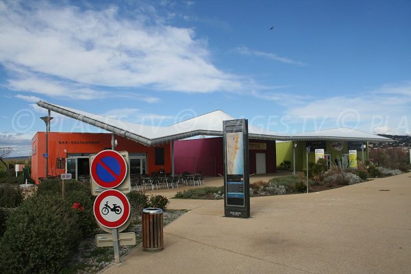 Commerces et restaurants à proximité de la plage du Lido à Sète