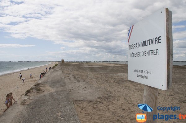 Plage le long du terrain de la marine à Plouhinec - 56