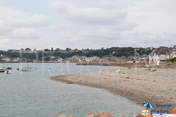 Vue le port de Perros Guirec depuis la plage du Linkin