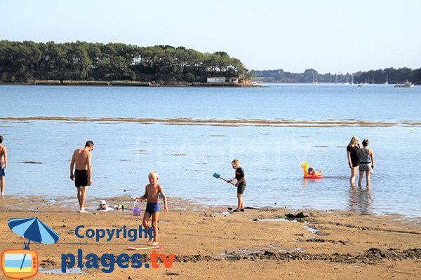 Baignade à marée basse sur la plage de Larmor Baden