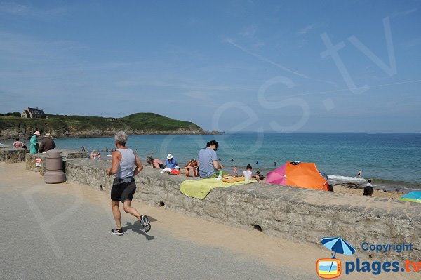 Dike along the Longchamp beach in St Lunaire