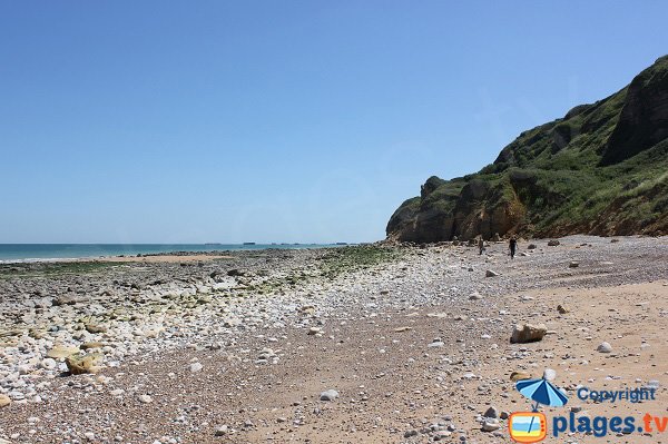 Plage à Longues sur Mer avec vue sur le port artificiel d'Arromanches