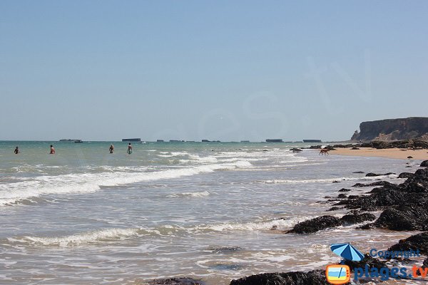 Baigneurs sur la plage de Longues sur Mer