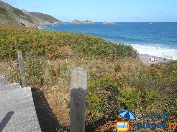 sentiero di trekking della spiaggia nudista di Erquy in Francia