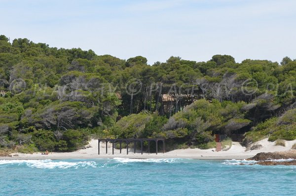 Plage après le fort de Brégançon à Bormes les Mimosas