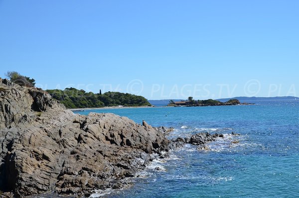 Rochers pour se rendre à la plage du Luxembourg - Vue sur la pointe de la Galère