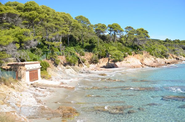 Crique à côté de la plage du Luxembourg dans le Var