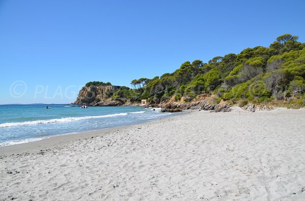 Vue sur le fort de Brégançon depuis la plage du Luxembourg