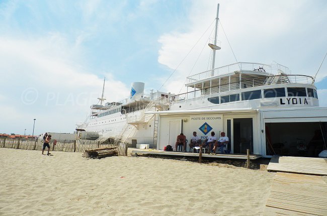 La nave da crociera Lydia, insabbiata sulla spiaggia di Port Barcarès