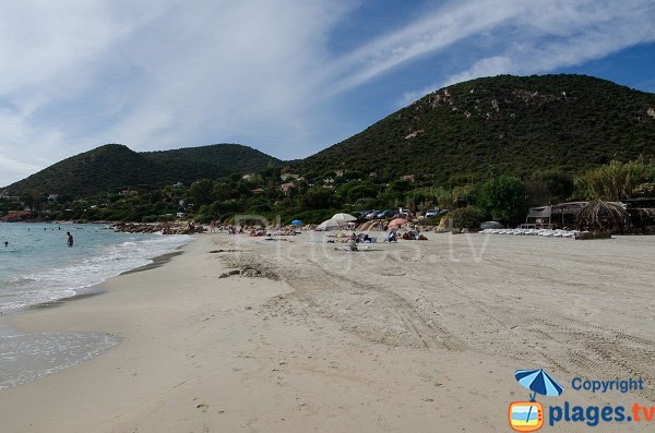 Plage de sable sur la plage Vignola à Ajaccio