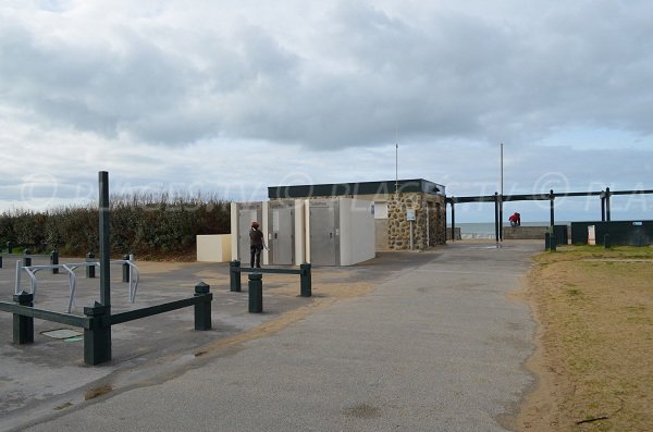 Accès à la plage de la Madrague avec le poste de secours