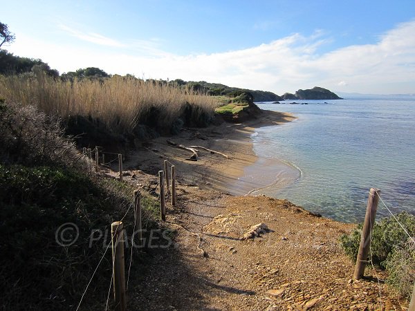 L'accesso alla spiaggia di Madrague a Giens