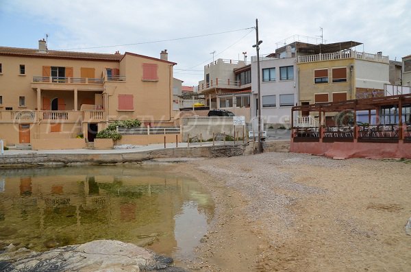 Plage à proximité du port de la Madrague à Marseille