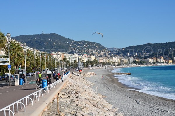 Blick auf die Promenade des Anglais und den Strand von Magnan