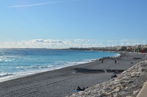 Blick auf den Westen von Nizza vom Strand von Magnan aus