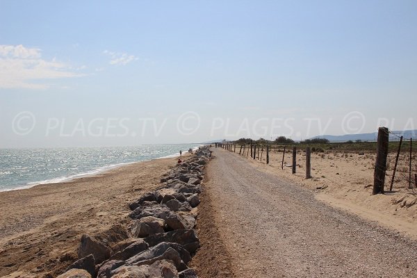 Plage de sable au niveau de la cathédrale de Maguelone