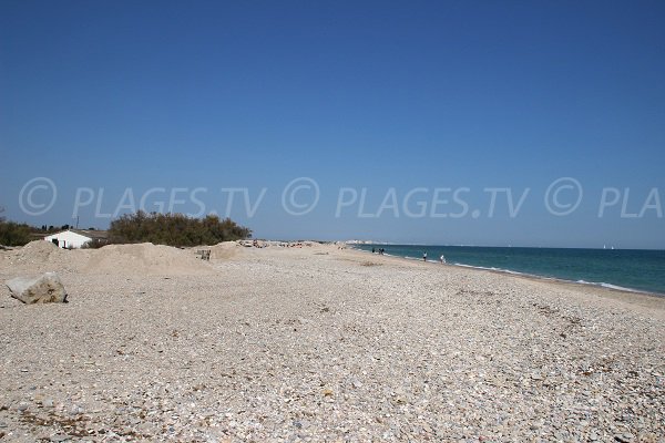 Plage de galets de Maguelone entre Palavas et Frontignan