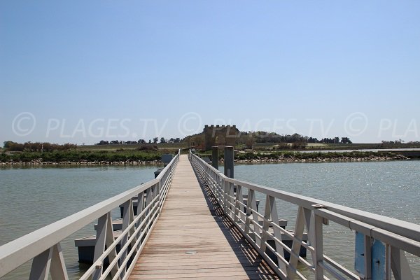 Bridge of Villeneuve lès Maguelone to go to the beach