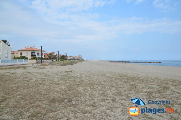 Photo of the beach next to the port of Saint-Cyprien